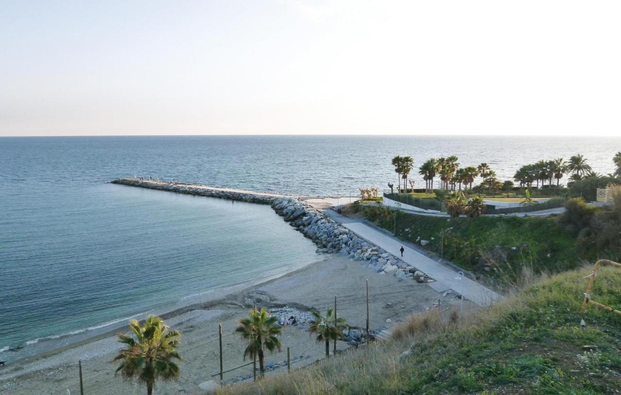 Nice apartment in Benalmdena Costa with 1 Bedrooms, WiFi&Outdoor swimming pool Benalmádena Buitenkant foto